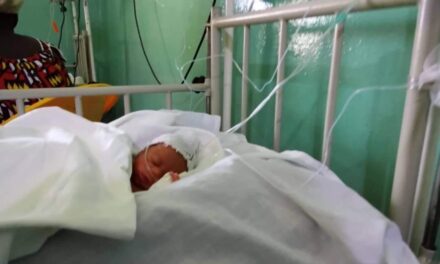 Ministra da Mulher e Família visita quadrigémios recém-nascidos.