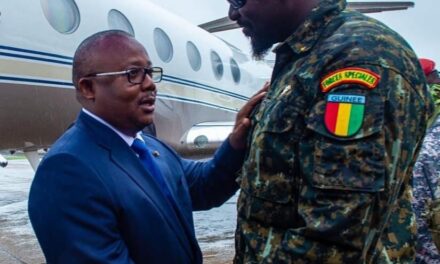 O Presidente em exercício da Conferência dos Chefes de Estado e de governo da CEDEAO, chega a Conacri.