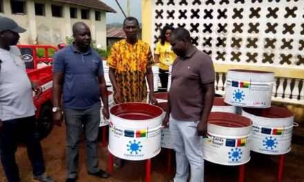 Saneamento: ONG CEPRODEC doa lixeiras a Comité de Estado de Buba.