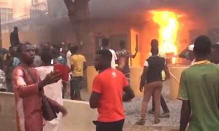 Burkina Faso: Parte da Embaixada francesa incendiada.