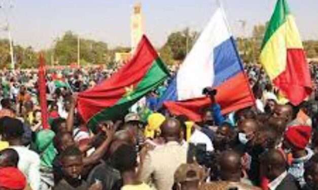 Burkina Faso: Manifestantes protestam contra a missão da CEDEAO.