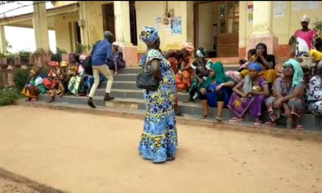 Greve na Saúde: Mulheres grávidas  barricadas na sede de governo de Gabú.