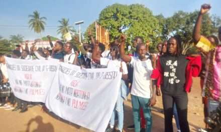 Manifestantes dispersos em Bissau pela força de ordem.
<br>