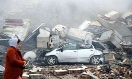 Aproximadamente 5.000 pessoas morreram devido aos terremotos ocorridos na Turquia e na Síria