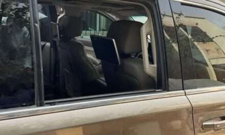 Polícia senegalesa quebra os vidros do carro do líder da oposição Ousmane Sonko