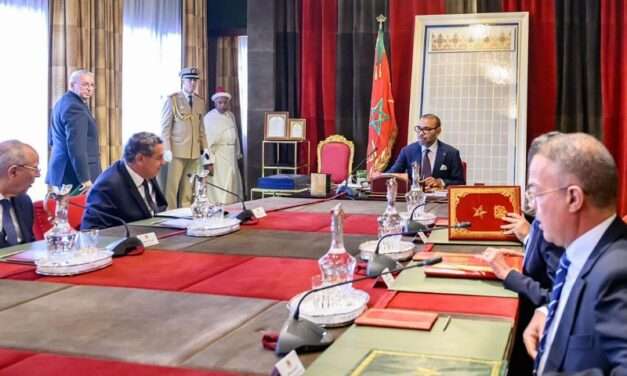 Marrocos: O Rei Mohammed VI apresenta um programa de 11 mil milhões de euros para a reconstrução das regiões afetadas pelo sismo.