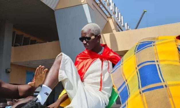 Polícia lança gás lacrimogêneo contra fãs do músico guineense Mamba Negra.